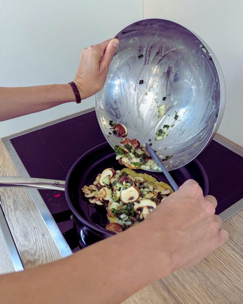 Workshopteilnehmer*innen bereiten gemeinsam frisches, gesundes Essen zu.